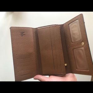 Louis Vuitton Trifold Wallet  
New  
-Authentic ✅
Price is negotiable